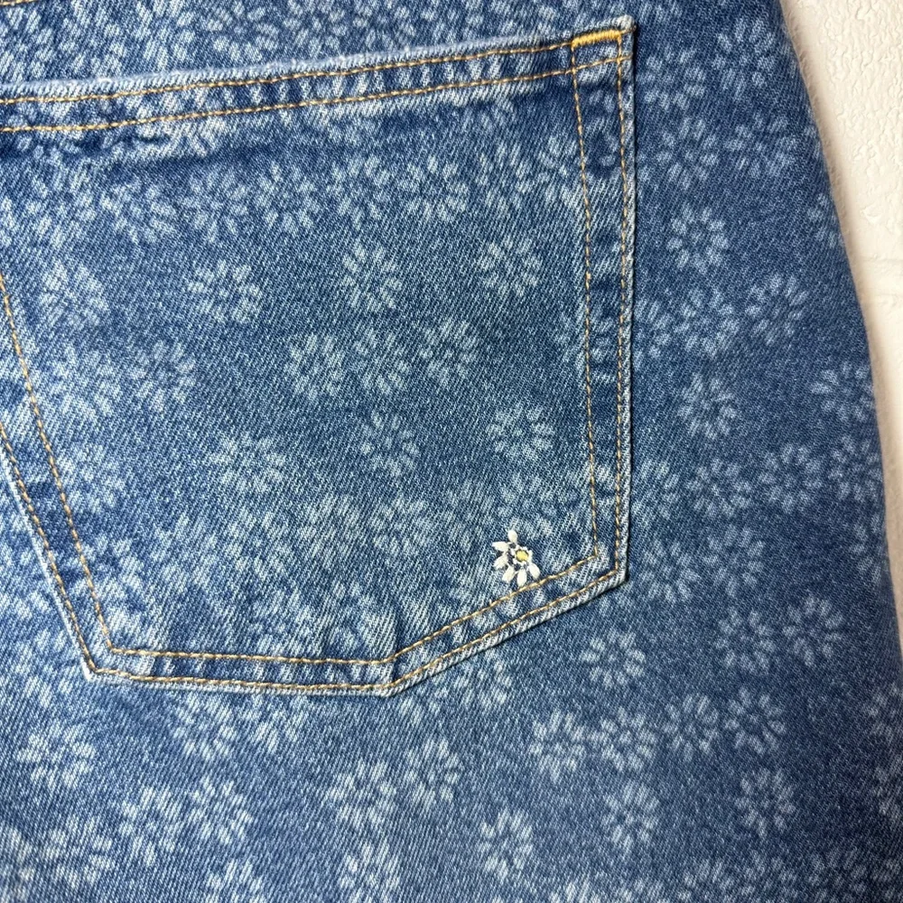 Universal Thread Women's Mid-Rise 90s Baggy Embroidered Floral Print Denim Short